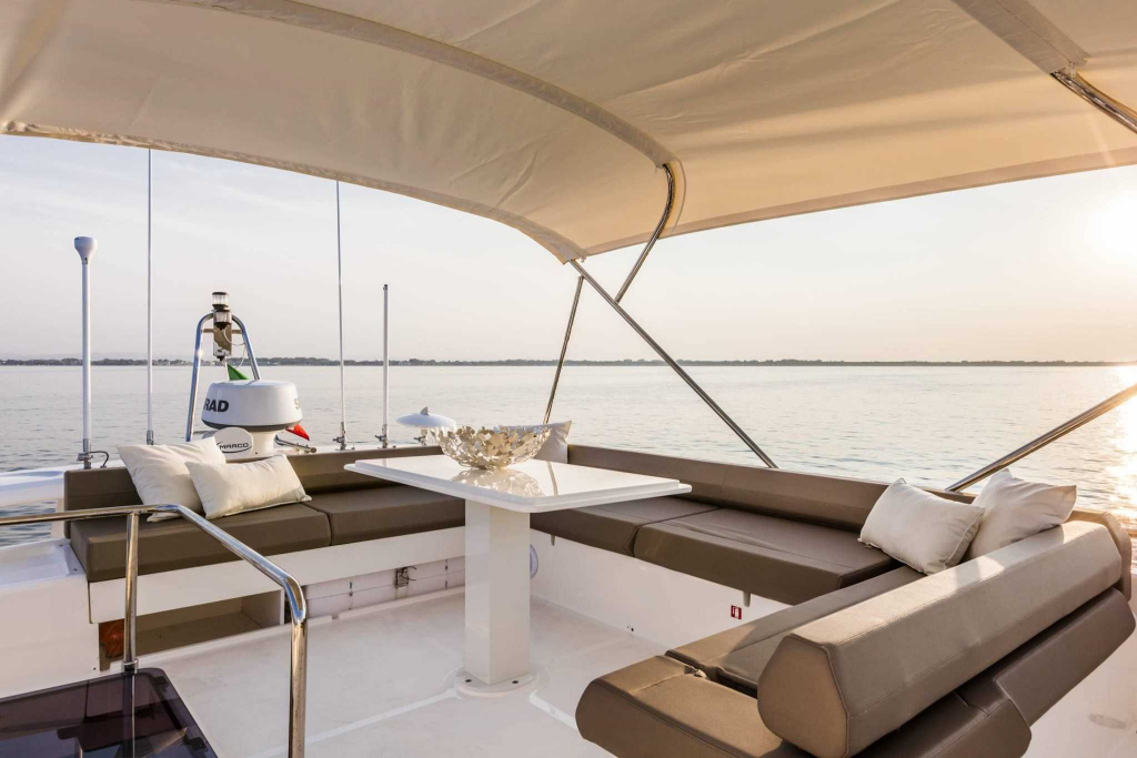 FerrettiYachts_550_Flybridge-0000_11312.jpg