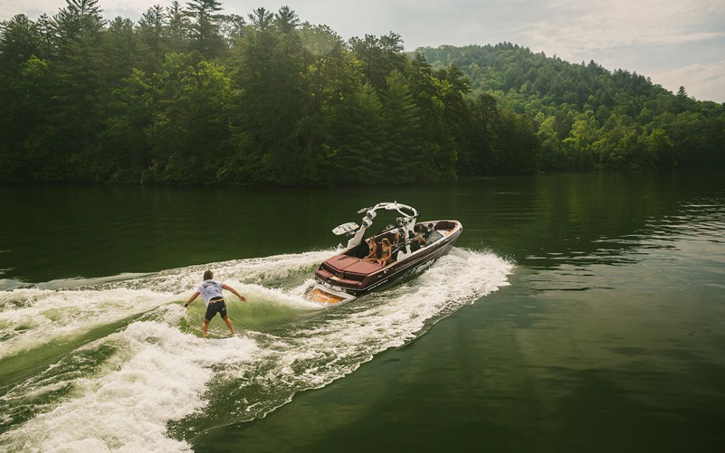 катер буксировщик malibu 22 lsv