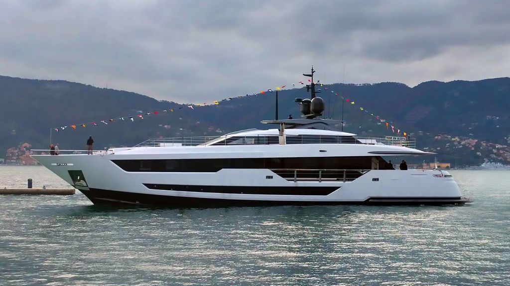 cl120-motoryacht-ferretti-custom-line-120-38m-2017-launch-profile.jpg