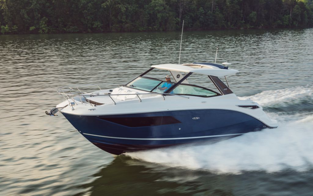 2023_sundancer_320_da320_running_port_bow_three_quarter_00173.jpg