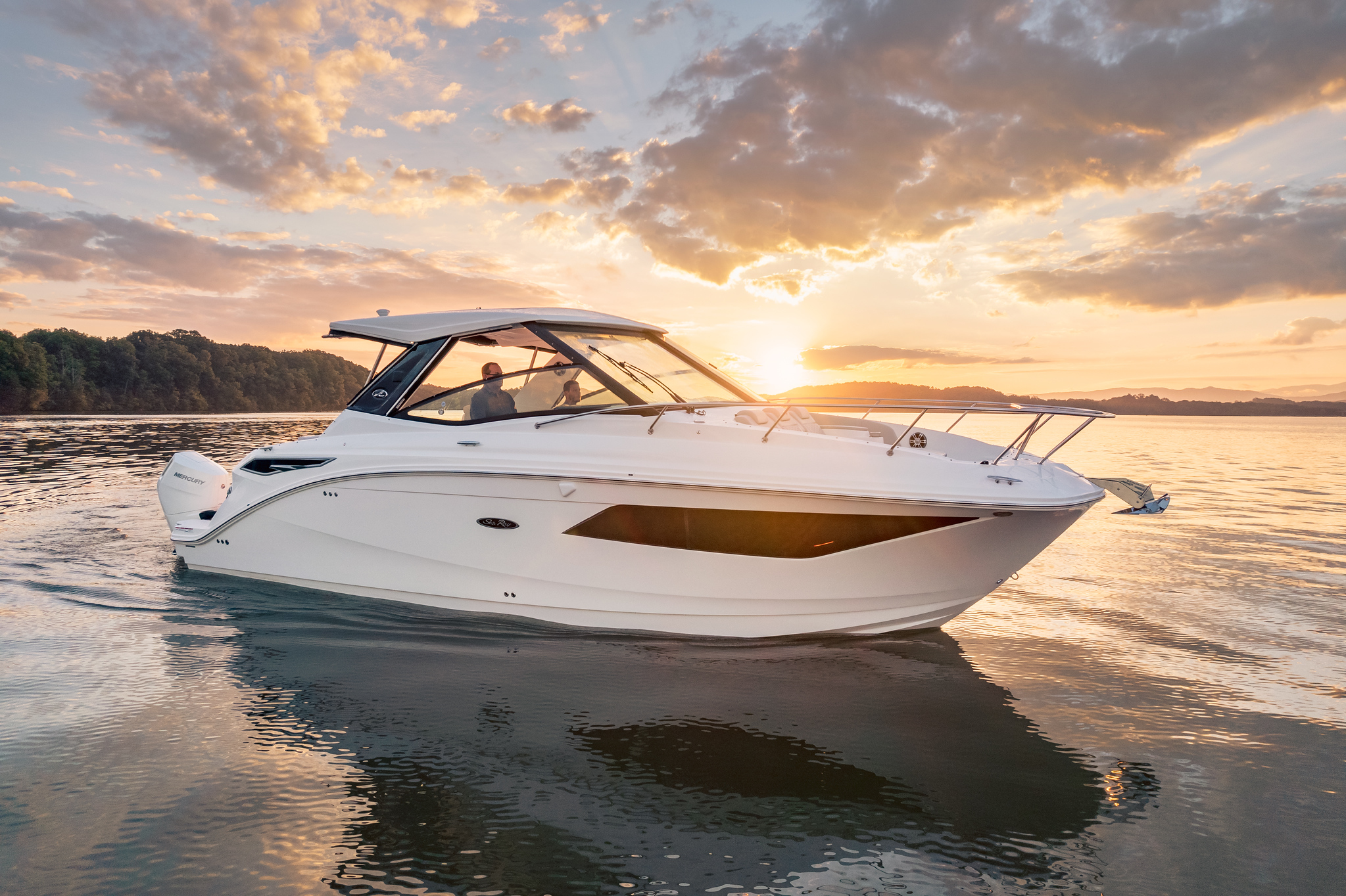 2024-Sundancer-320-Outboard-DAO320-starboard-bow-three-quarter-sunset-00035-X4.jpg
